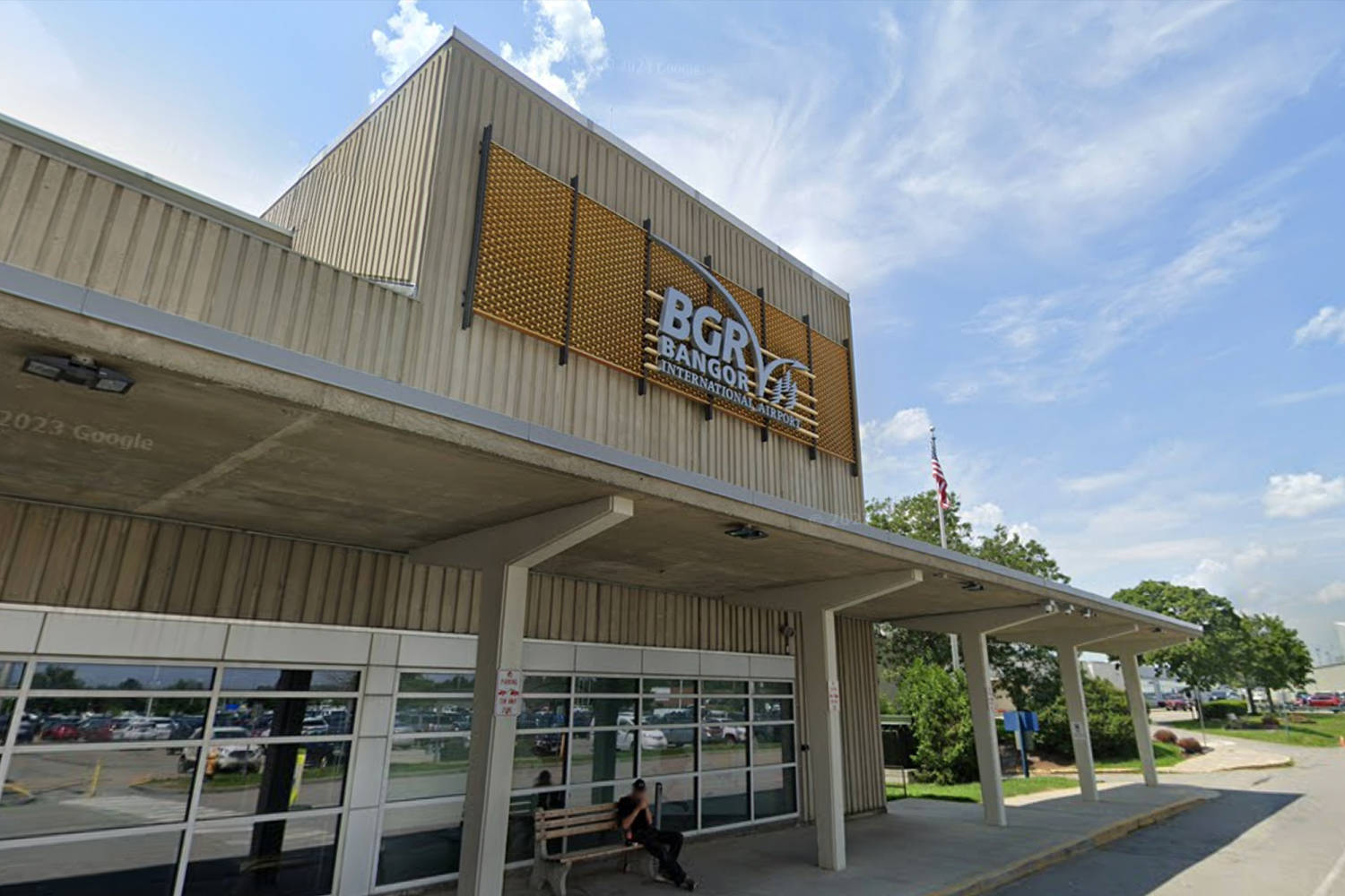 Business jet with 8 on board crashes during takeoff in Maine<br><br>