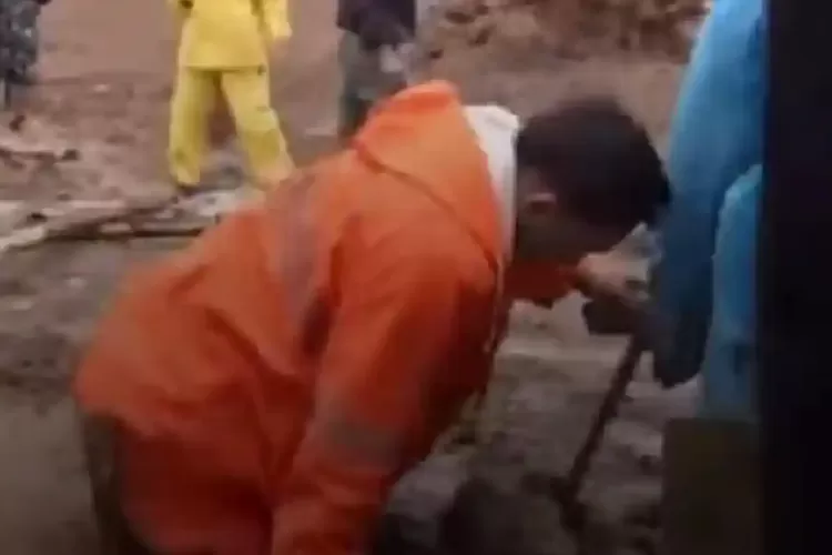 Bupati Bandung Barat Jeje Ritchie Ismail meninjau langsung lokasi bencana longsor di Desa Pasirlangu, Kecamatan Cisarua, Kabupaten Bandung Barat.