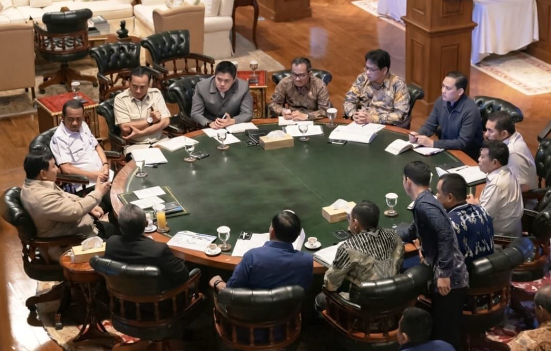 Rapat terbatas menteri dan jajaran pejabat tinggi Kabinet Merah Putih bersama Presiden Prabowo Subianto (IG Bahlil)