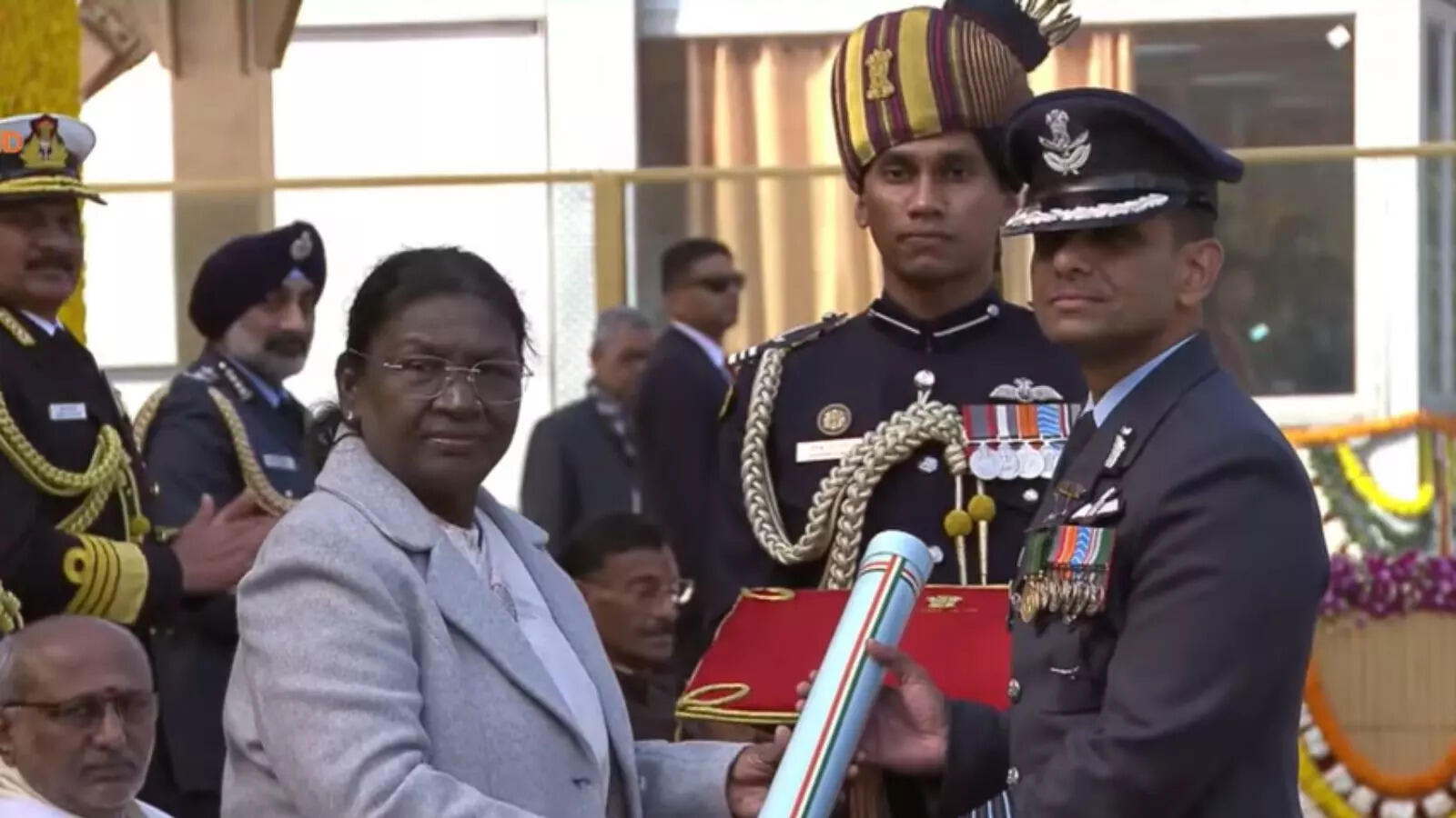 शुभांशु शुक्ला को राष्ट्रपति द्रौपदी मुर्मू ने अशोक चक्र से किया ...