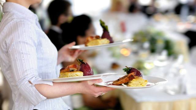 Wedding guest sparks debate with photo of reception dinner option: 'I ...