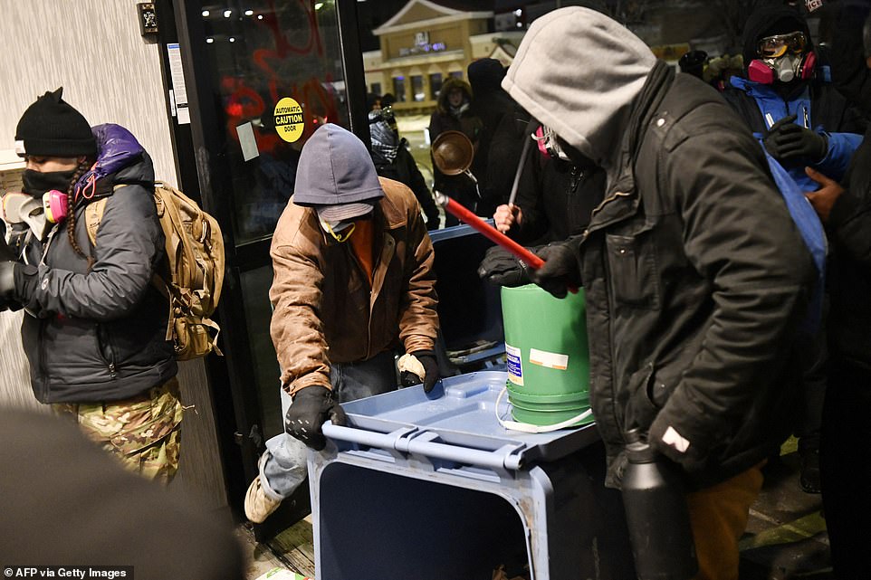 Protesters flee to Minnesota hotel in wake of Alex Pretti shooting