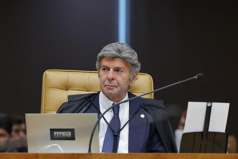 O ministro Luiz Fux desde que os filhos iniciaram a advocacia, fez constar, nos cadastros dos tribunais, seu impedimento em qualquer causa em que estejam envolvidos