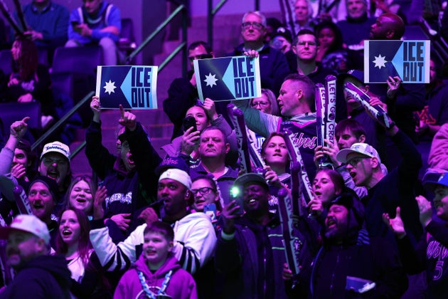 Minnesota NBA fans shatter moment of silence for Alex Pretti with ...