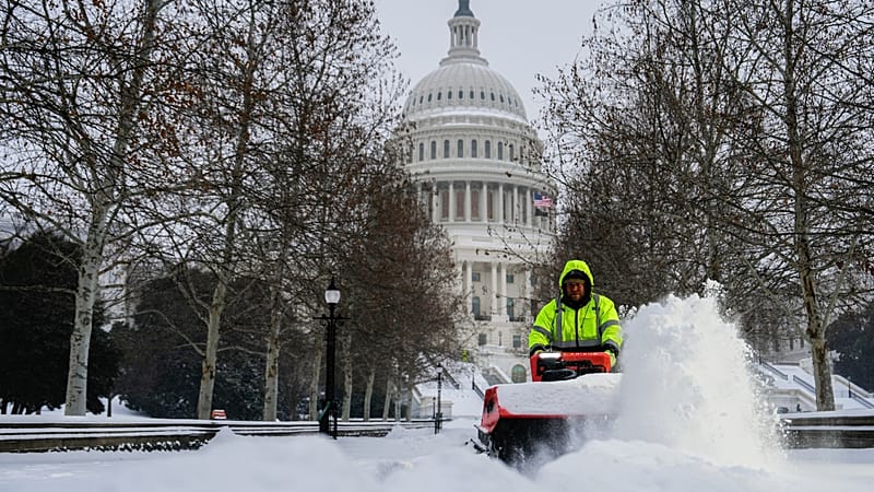 Historic winter storm kills 10 across the United States as disruptions persist<br>