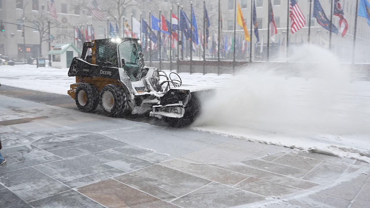 Raw video: Fierce winter storm brings heavy snowfall to New York City 2/5