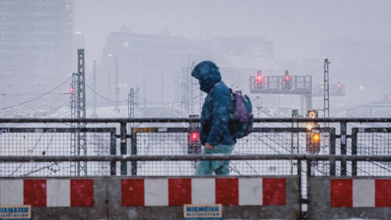 Heavy snow tapers through Monday in Vermont, New York