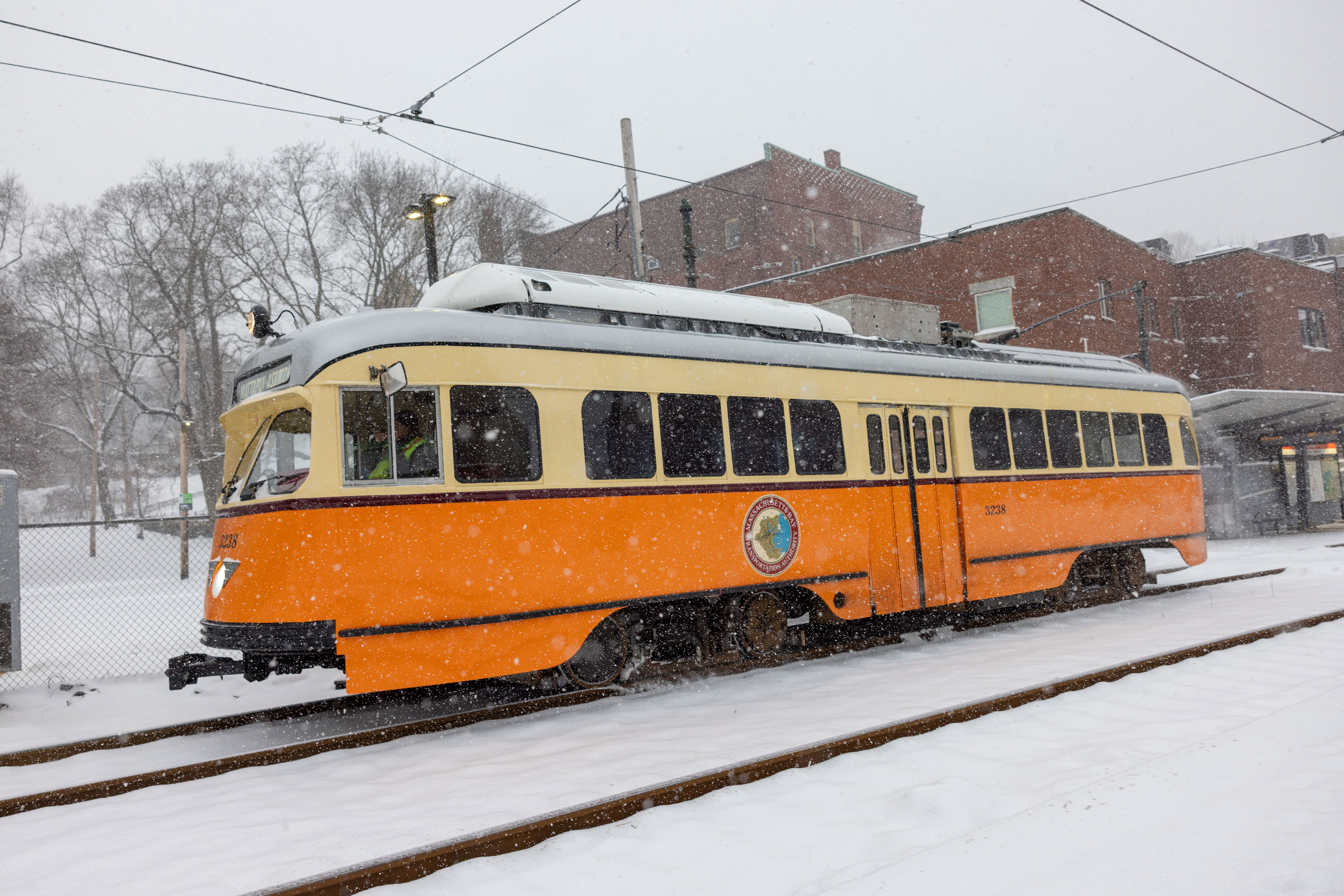 What does travel look like Monday as snow continues?