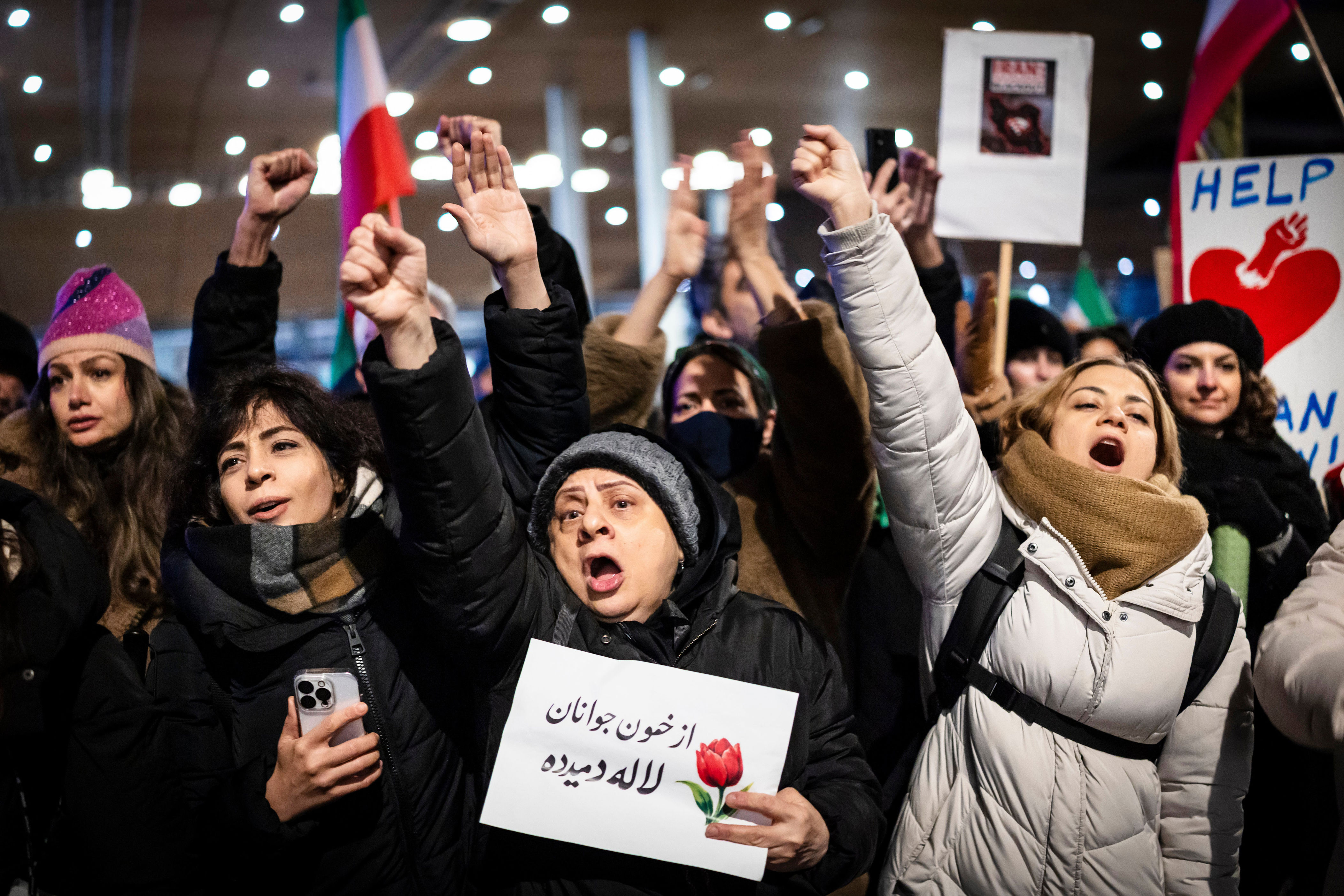 Iran protests: Airspace restricted as US escalates attack threats