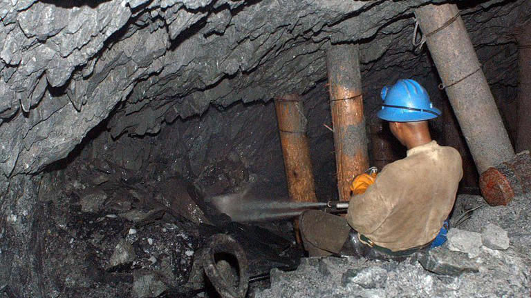 Mponeng altın madeni 4 km derinlere iniyor.