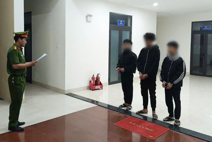 Tạm giữ hình sự 3 người hiếp dâm người dưới 16 tuổi