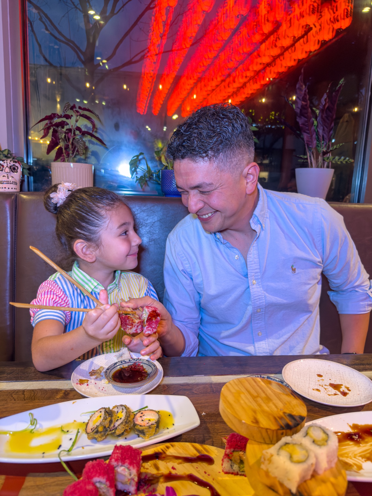 ラウレアノ・エスコバルさんは娘のミミさんと初めてすしロールを分け合った際、請求書を見て驚いた