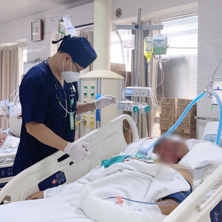 Liên tiếp 6 ca cấp cứu do pháo nổ: Người dập nát tay, người tổn thương hàm mặt