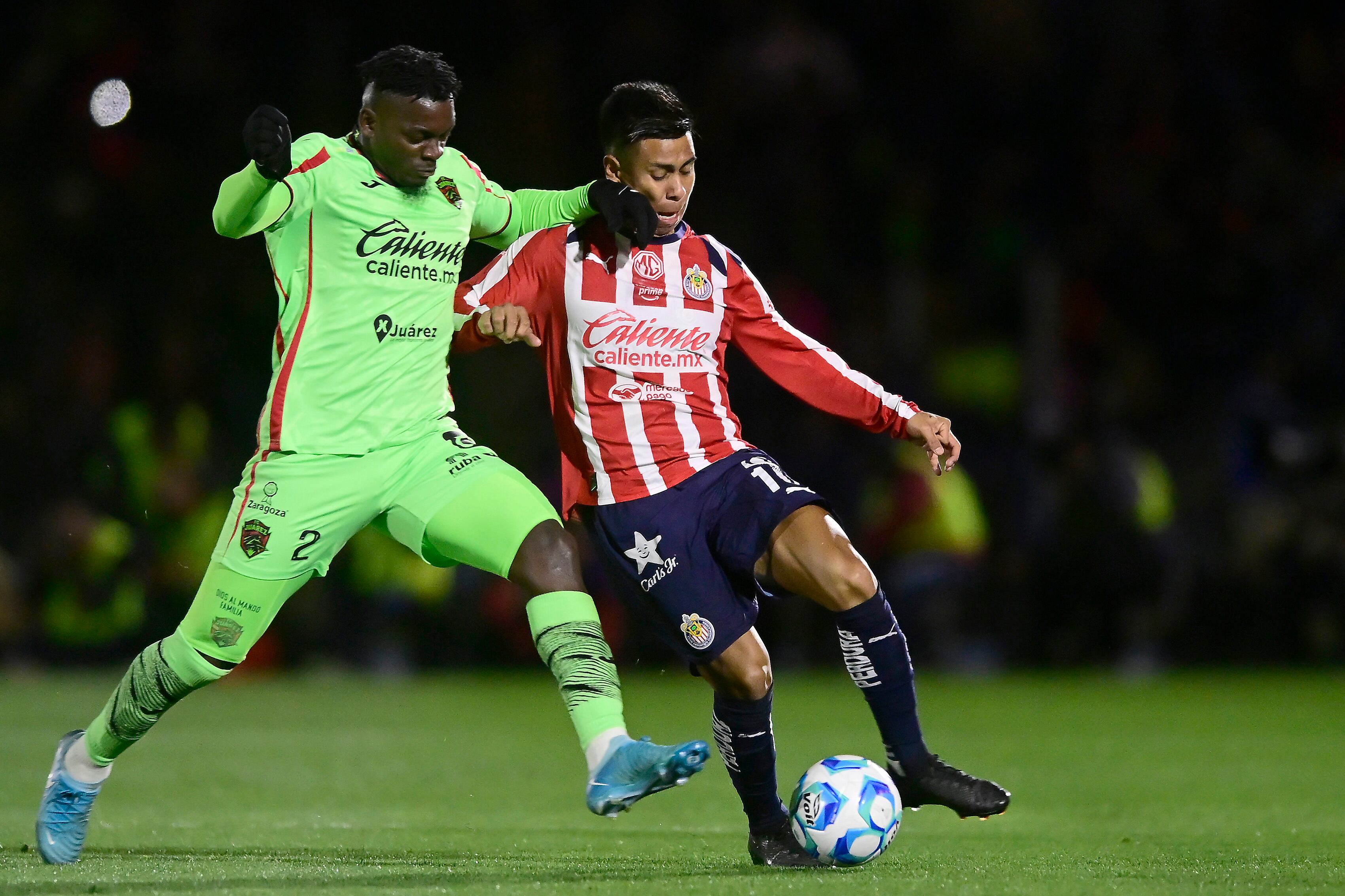 CIUDAD JUAREZ, MEXICO - JANUARY 13: Jesus Murillo (L) of Juarez and Efrain Alvarez (R) of Chivas fight for the ball during the 2nd round match between FC Juarez and Chivas as part of the Torneo Clausura 2026 Liga MX at Olimpico Benito Juarez on January 13, 2026 in Ciudad Juarez, Mexico. (Photo by Alvaro Avila/Jam Media/Getty Images)