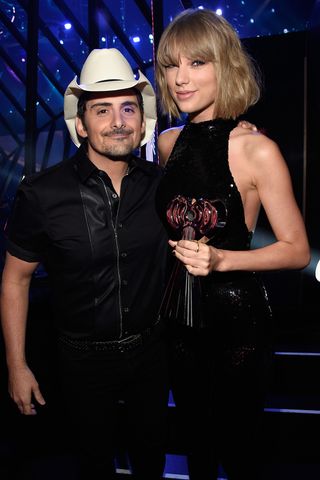 Brad Paisley (L) and Taylor Swift