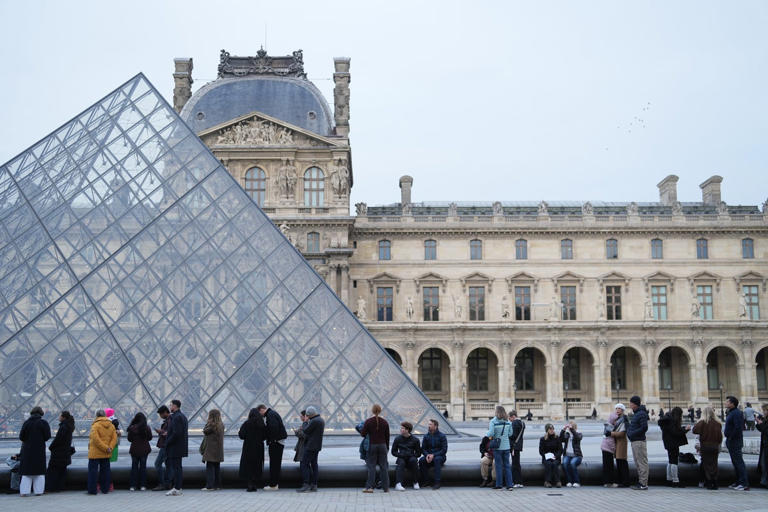 Police arrest Louvre Museum employees over €10m ticket fraud