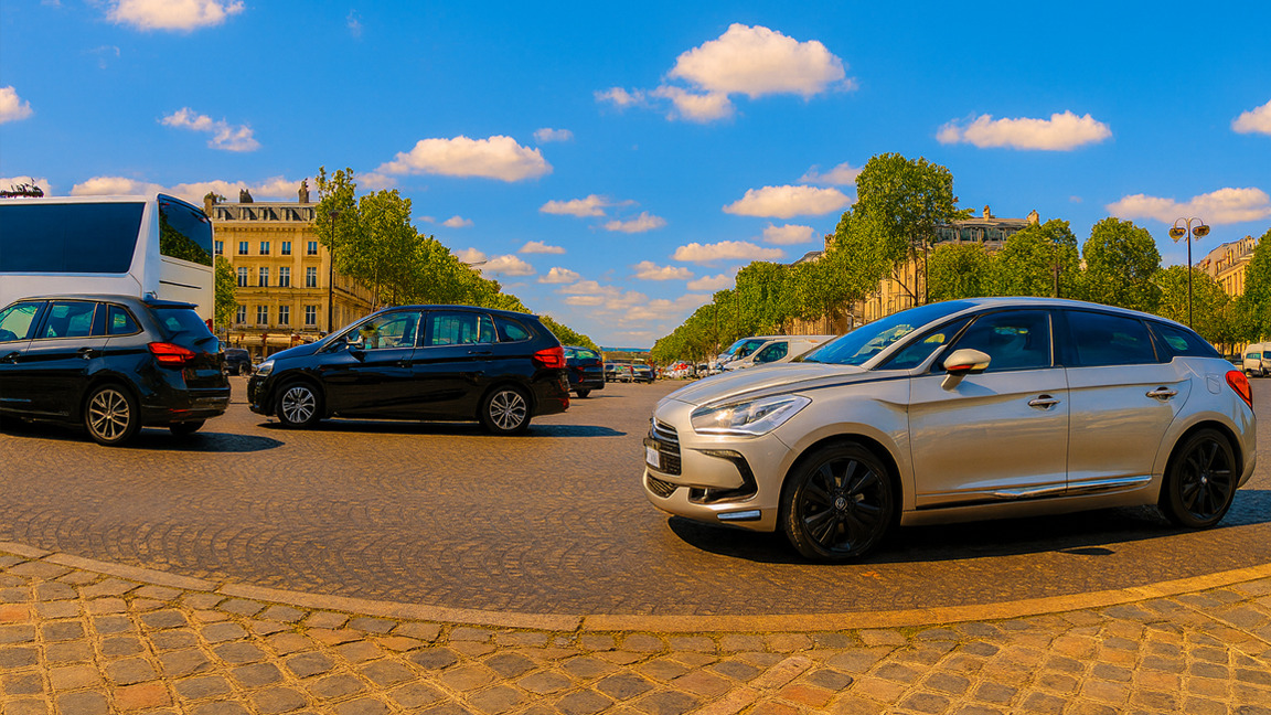 Traffic around the Arc de Triomphe in Paris