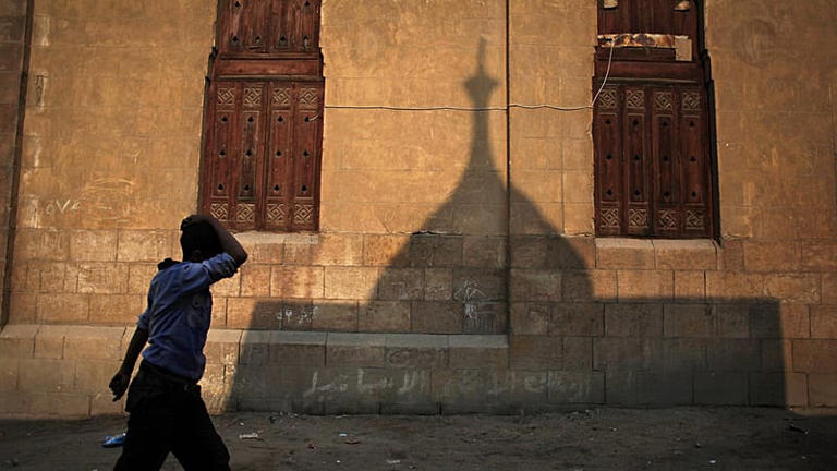 رجل مصري يمر بجوار مسجد قرب القاهرة القديمة في مصر، يوم الخميس 1 ديسمبر 2011. (صورة أسوشيتد برس/مانو برابو)