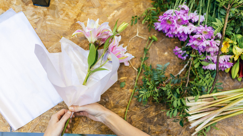 How to perfectly wrap a bouquet of flowers for a professional looking ...