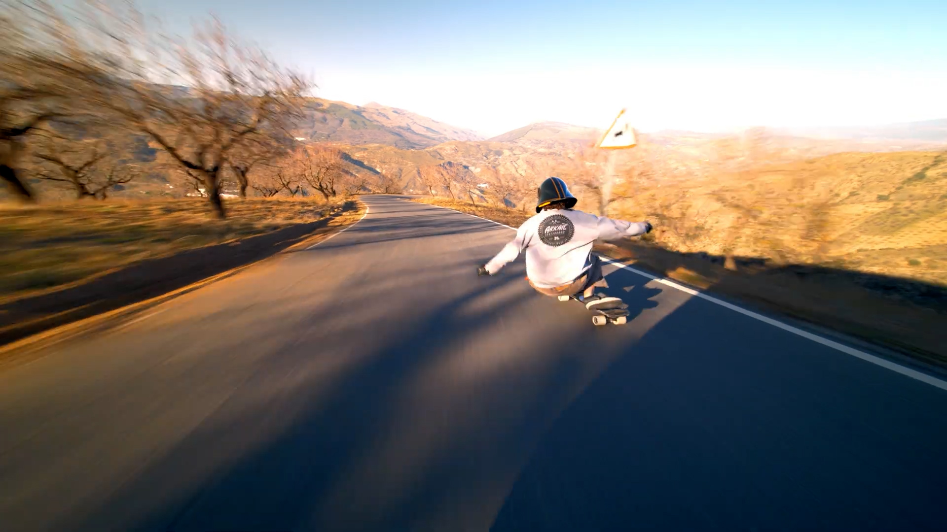 Stand-up slide à 100 km/h sur une route andalouse