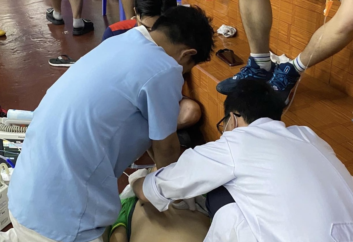 Huấn luyện viên cầu lông đột tử trên sân tập