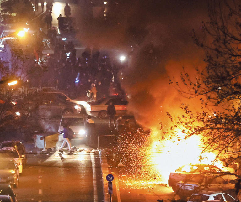8-го числа в столице Ирана Тегеране сталкиваются антиправительственные протестующие и силы безопасности, включая Корпус стражей исламской революции, когда сгорают автомобили. /Reuters-Yonhap