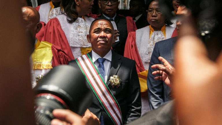 Madagascar : À Madagascar, la collaboration avec Moscou s’affiche entre livraisons de chars et programmes culturels .