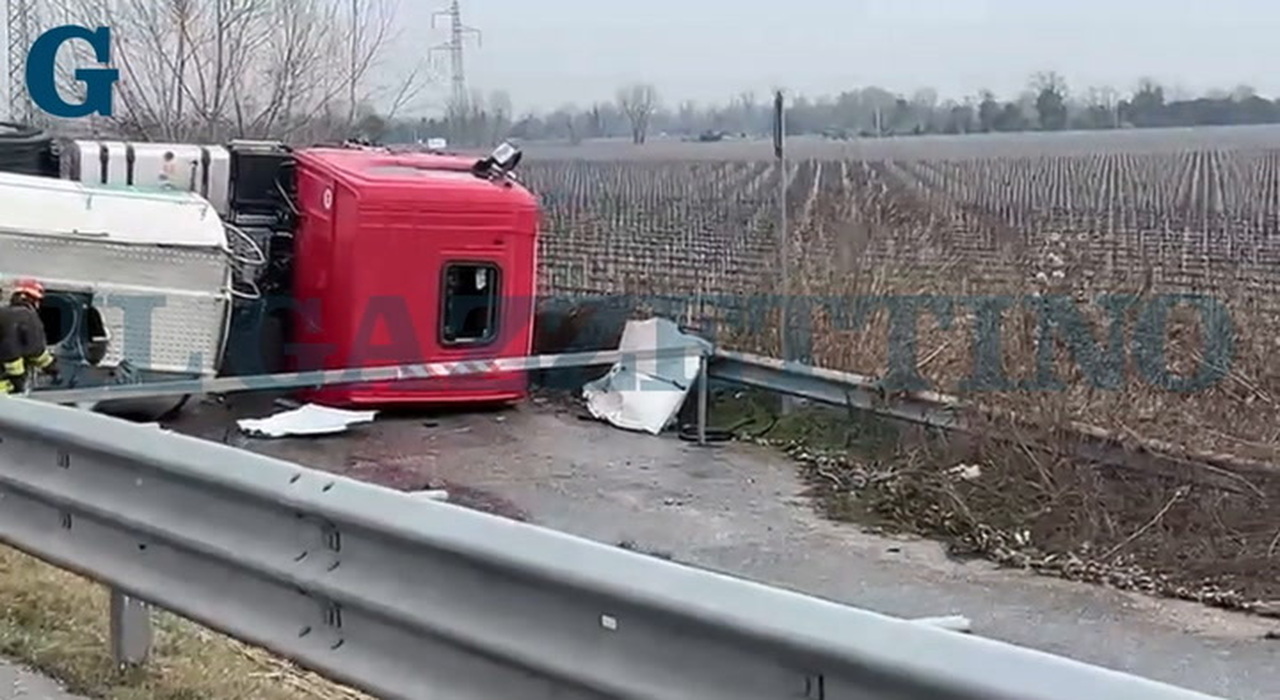 Incidente frontale tra auto e camion a Maserada, un furgone schiacciato ...