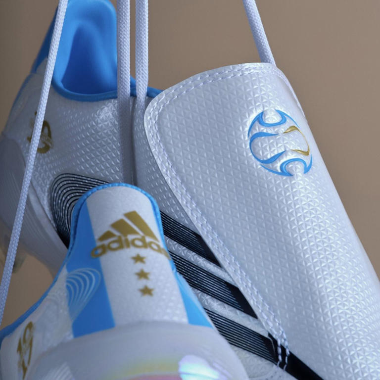 伝説の「メッシスパイク」が復刻!Adidasから限定モデルとして登場