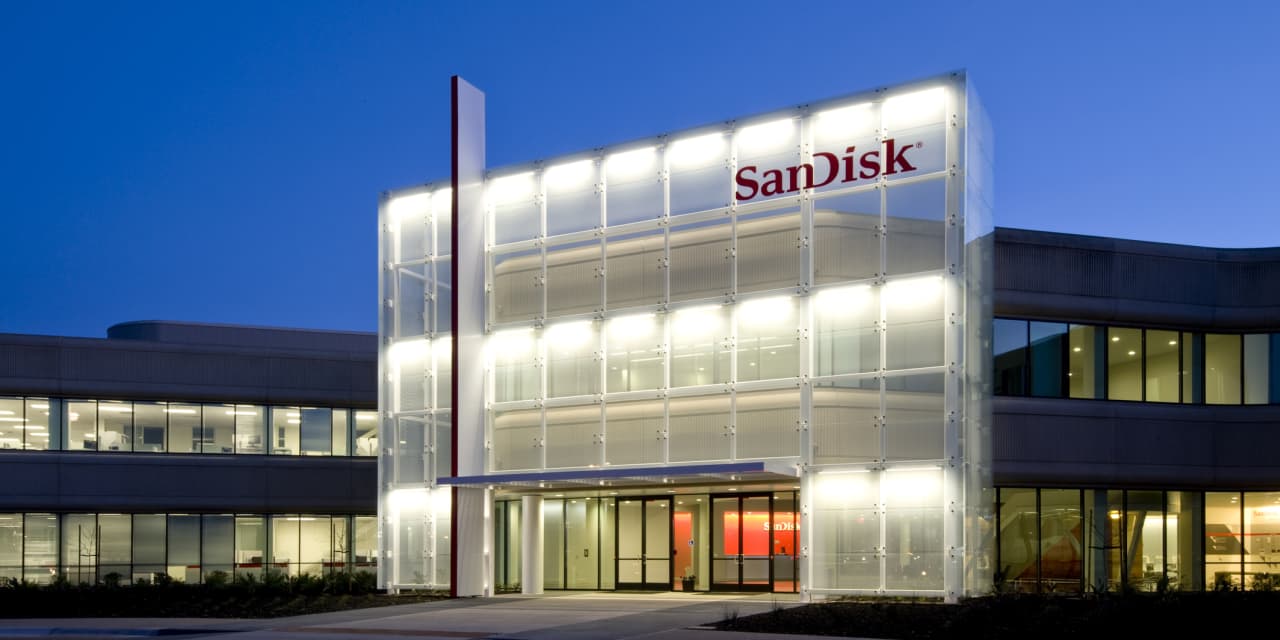 Sandisk’s stock falls as Western Digital plans to sell shares. What investors need to know.<br><br>