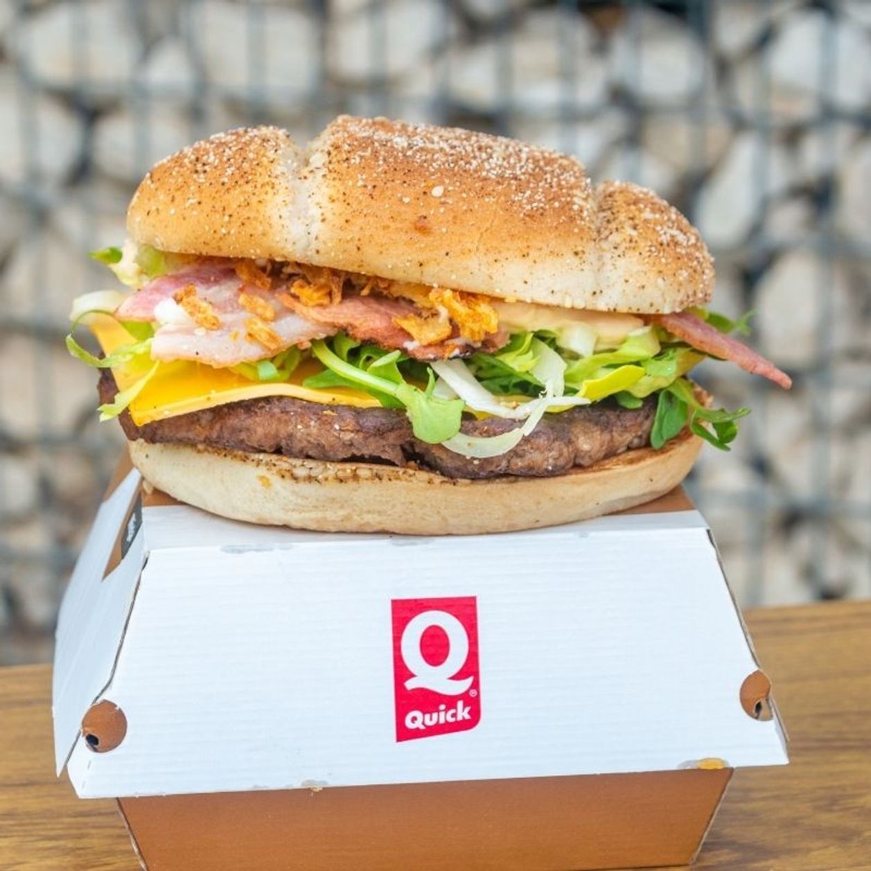 Quick frappe fort avec une nouvelle gamme de burgers à la sauce ...