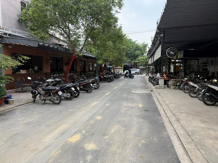 Cảnh sát giao thông An Sương, Hàng Xanh xử phạt hàng quán để xe lấn chiếm vỉa hè, lòng đường