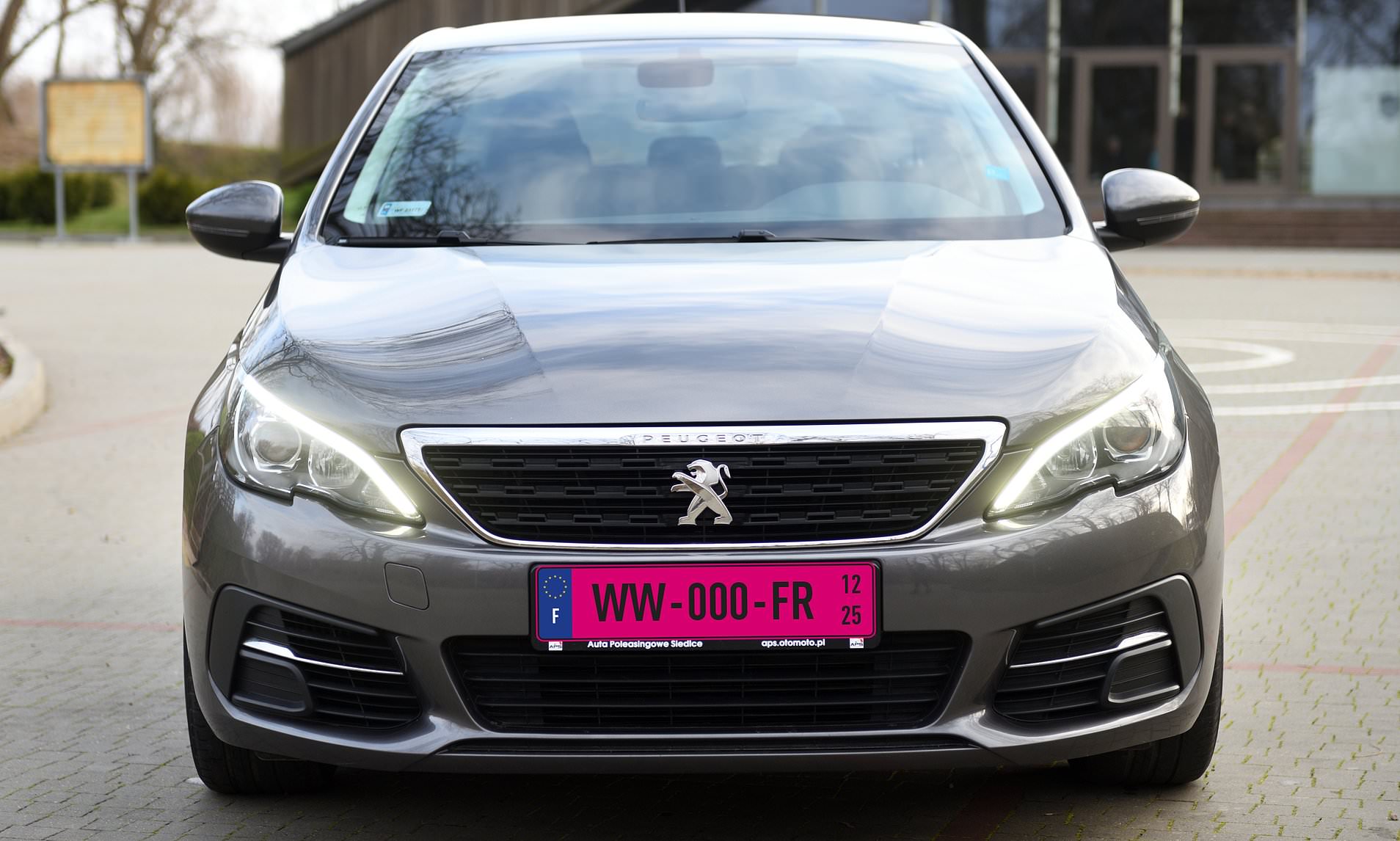 Why are cars in France using pink number plates?