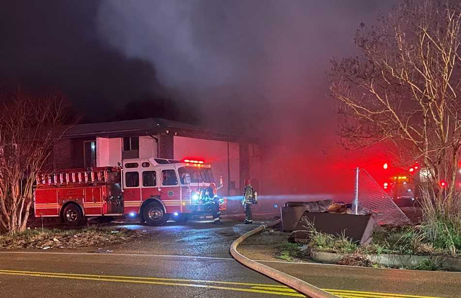Fire crews respond to apartment fire on Belvedere Drive in Jackson