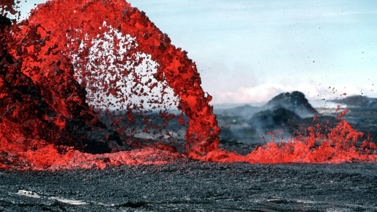 Kilauea’s violent eruption blasted lava 800 ft into the sky<br><br>