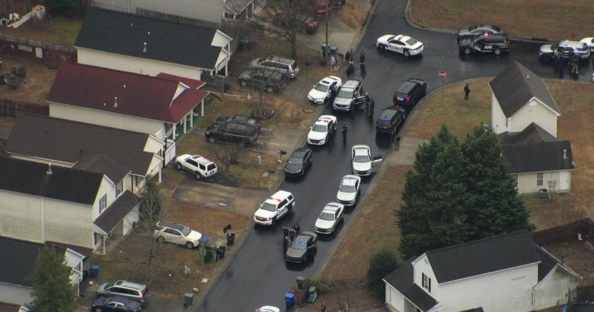 Durham police chase ends in neighborhood, search for suspect underway<br>