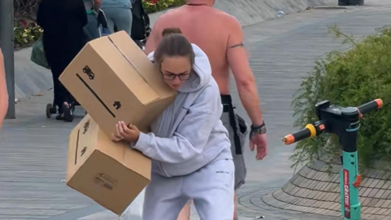 Hidden camera: she changes her outfit and the men's behavior changes radically