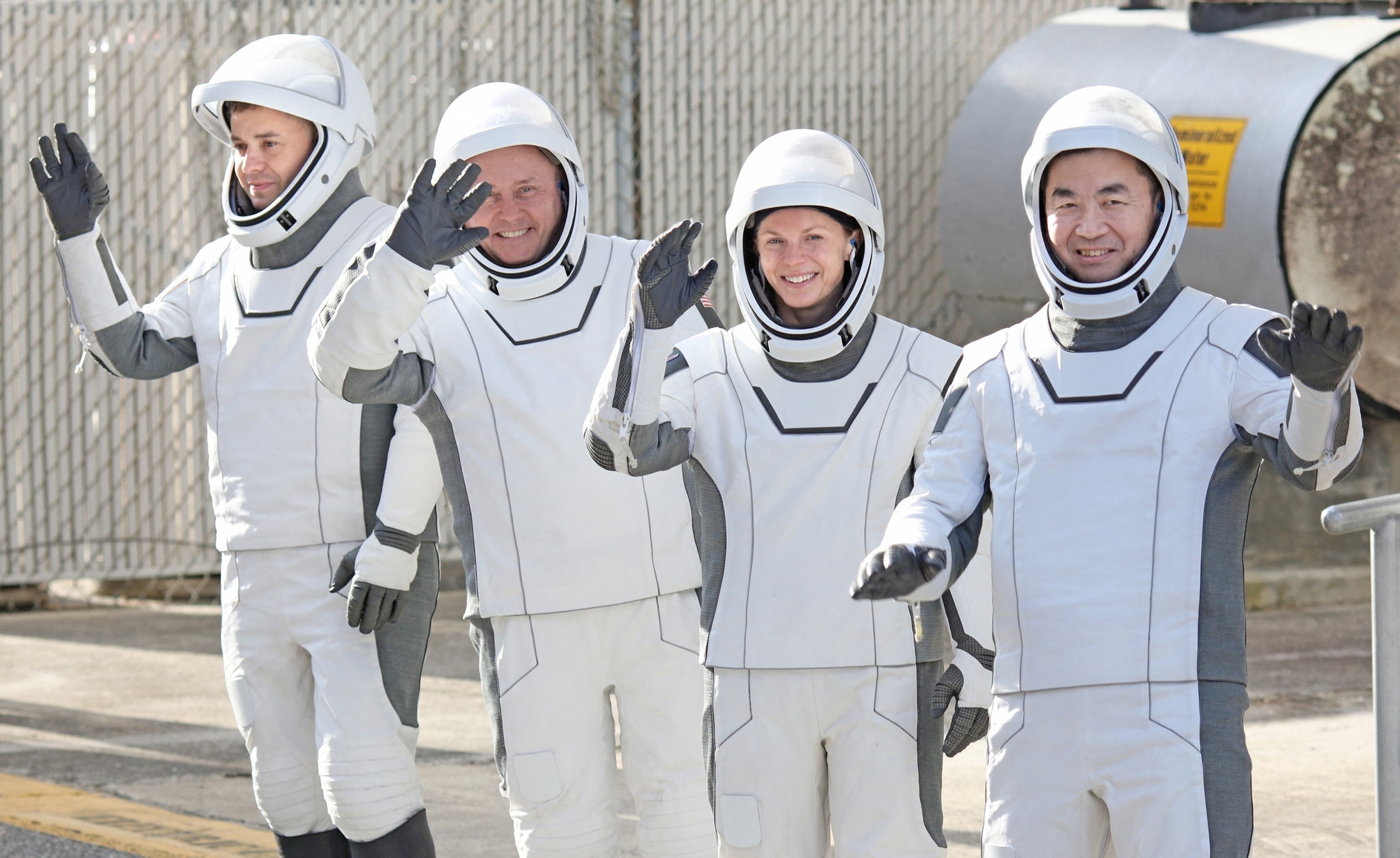 Sick astronaut, rest of crew splash down in Pacific after undocking from ISS<br><br>