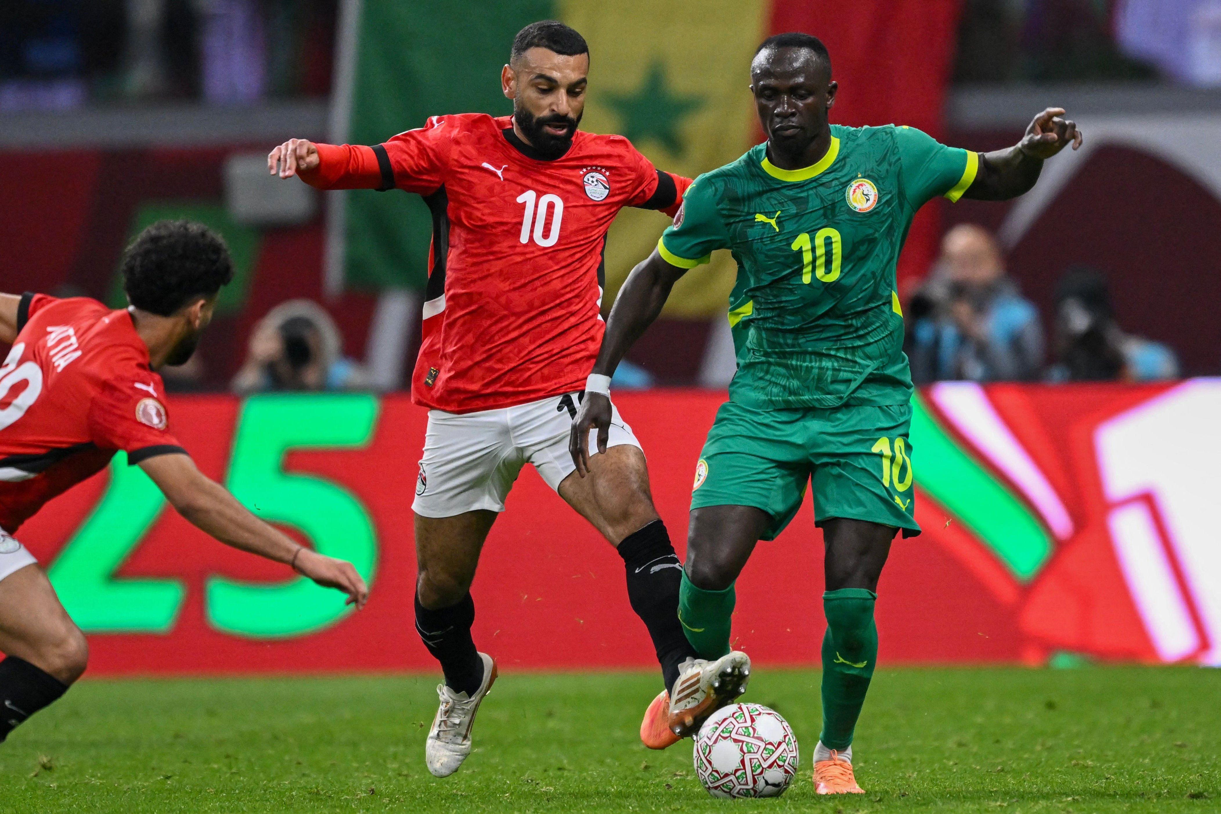 La falta de Salah a Mané desata un altercado en la línea de banda en la semifinal de la Copa Africana de Naciones