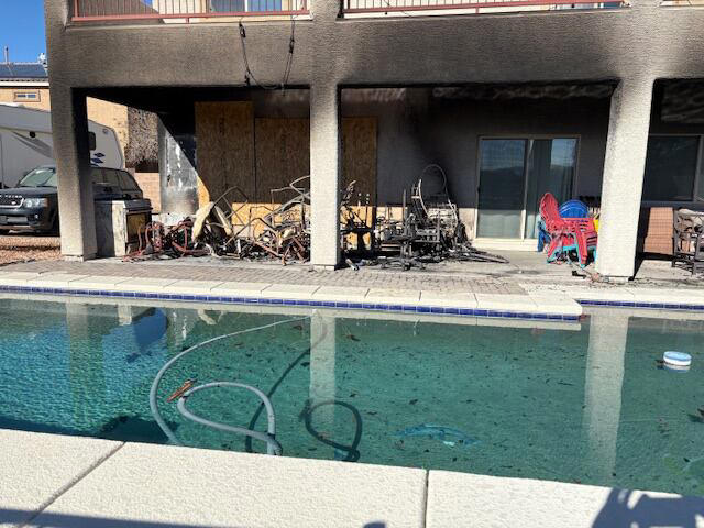 One dead, homes damaged following Henderson brush fire