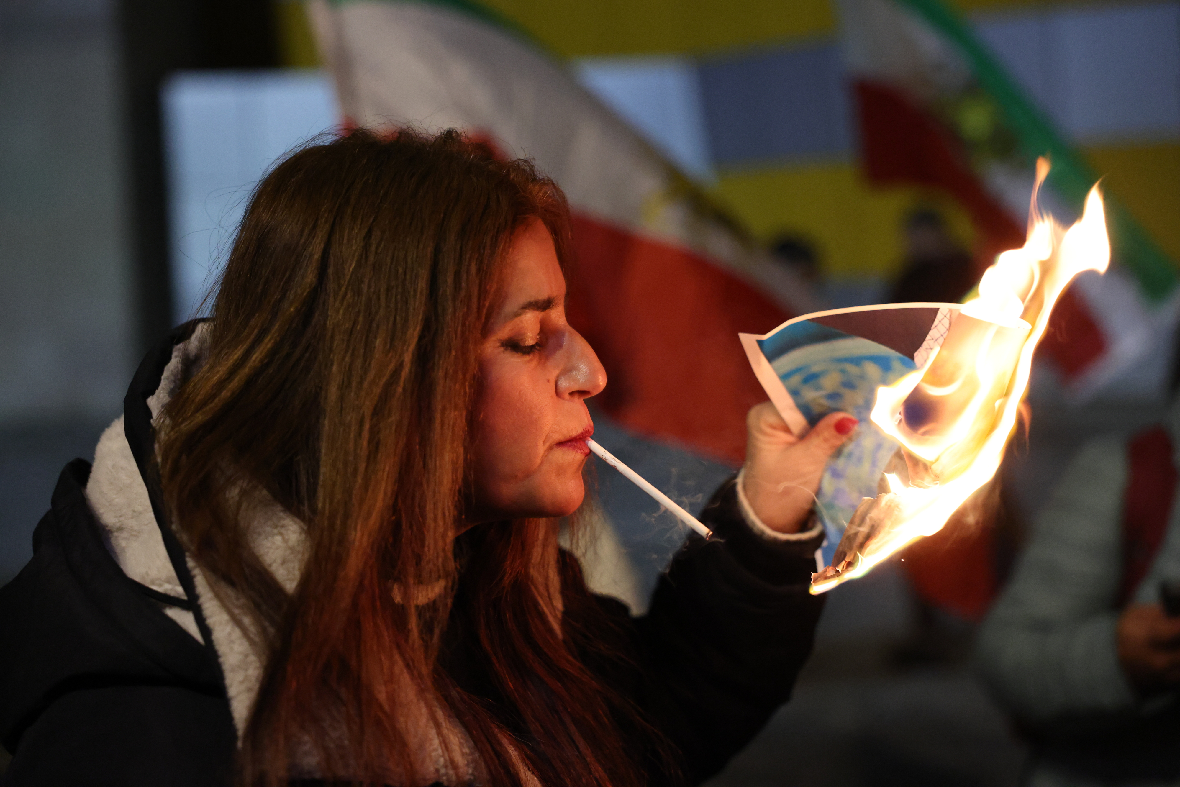 14일(현지시간) 이스라엘 홀론에서 한 이스라엘·이란 공동체 구성원이 이란에서 지속되는 반정부 시위대를 지지하는 시위에 참석해 이란 최고 지도자 알리 하메네이의 사진을 불태우고 있다. 2026.1.14 EPA 연합뉴스 EPA=연합뉴스