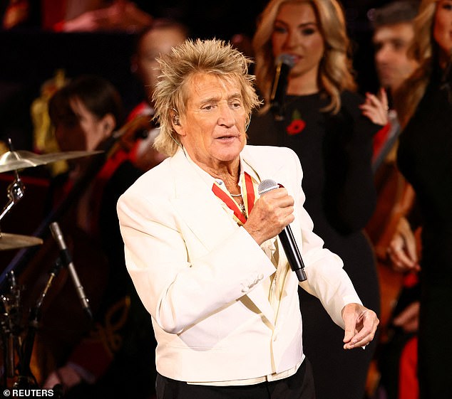 Rod Stewart is roped into karaoke session in Scottish pub during night ...