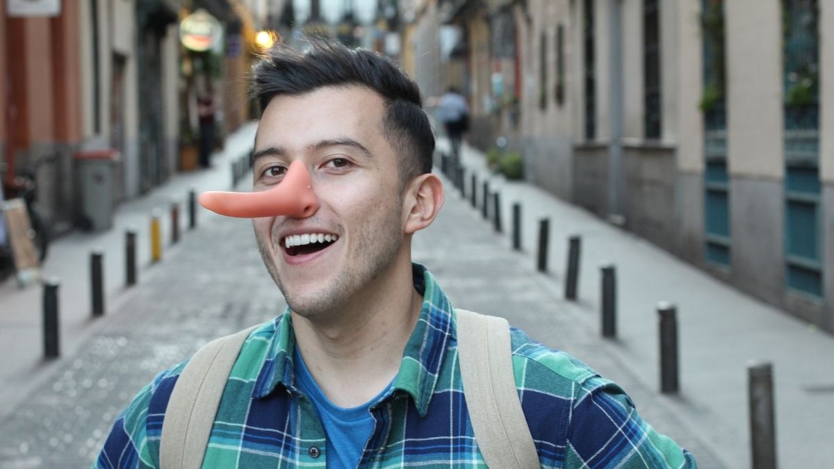 The 35 subtle body language cues that reveal someone is lying to you ...