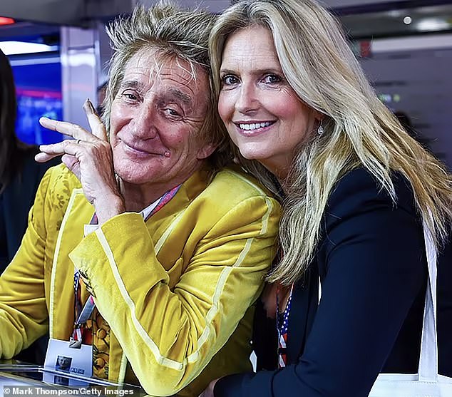 Rod Stewart is roped into karaoke session in Scottish pub during night ...