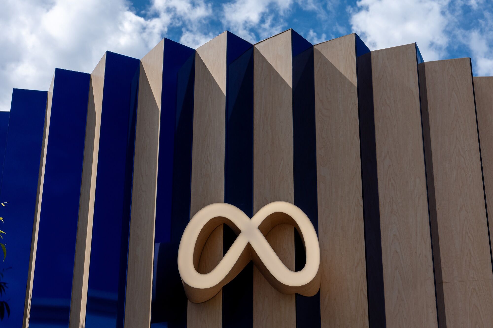 Immigration officers descend on Meta data center, arrest drivers<br>