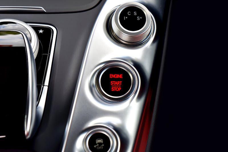 Apa yang terjadi jika tombol start/stop dan rem tangan ditekan saat berkendara cepat?