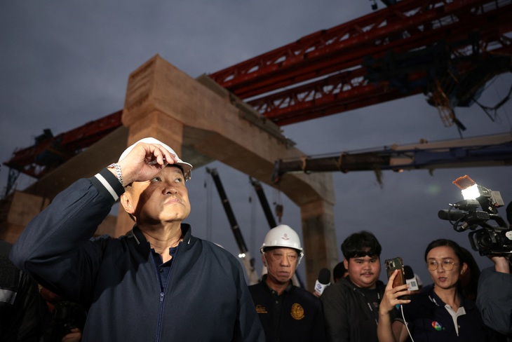 Hình ảnh công tác cứu hộ vụ cần cẩu đè tàu hỏa ở Thái Lan