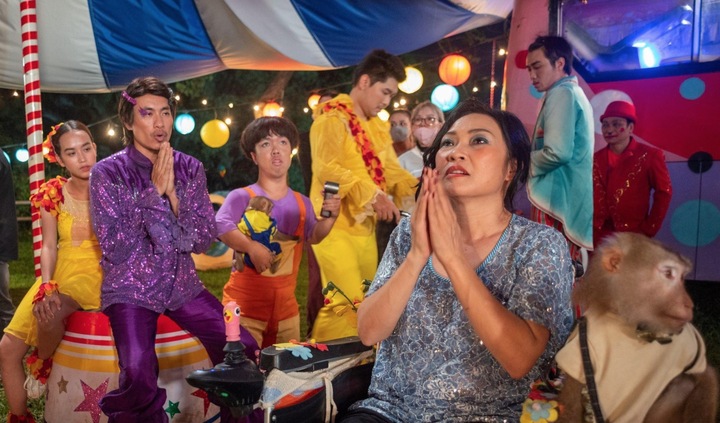 Phim tôn vinh nghề xiếc vượt 'Avatar' và 'Thiên đường máu', dẫn đầu phòng vé Việt