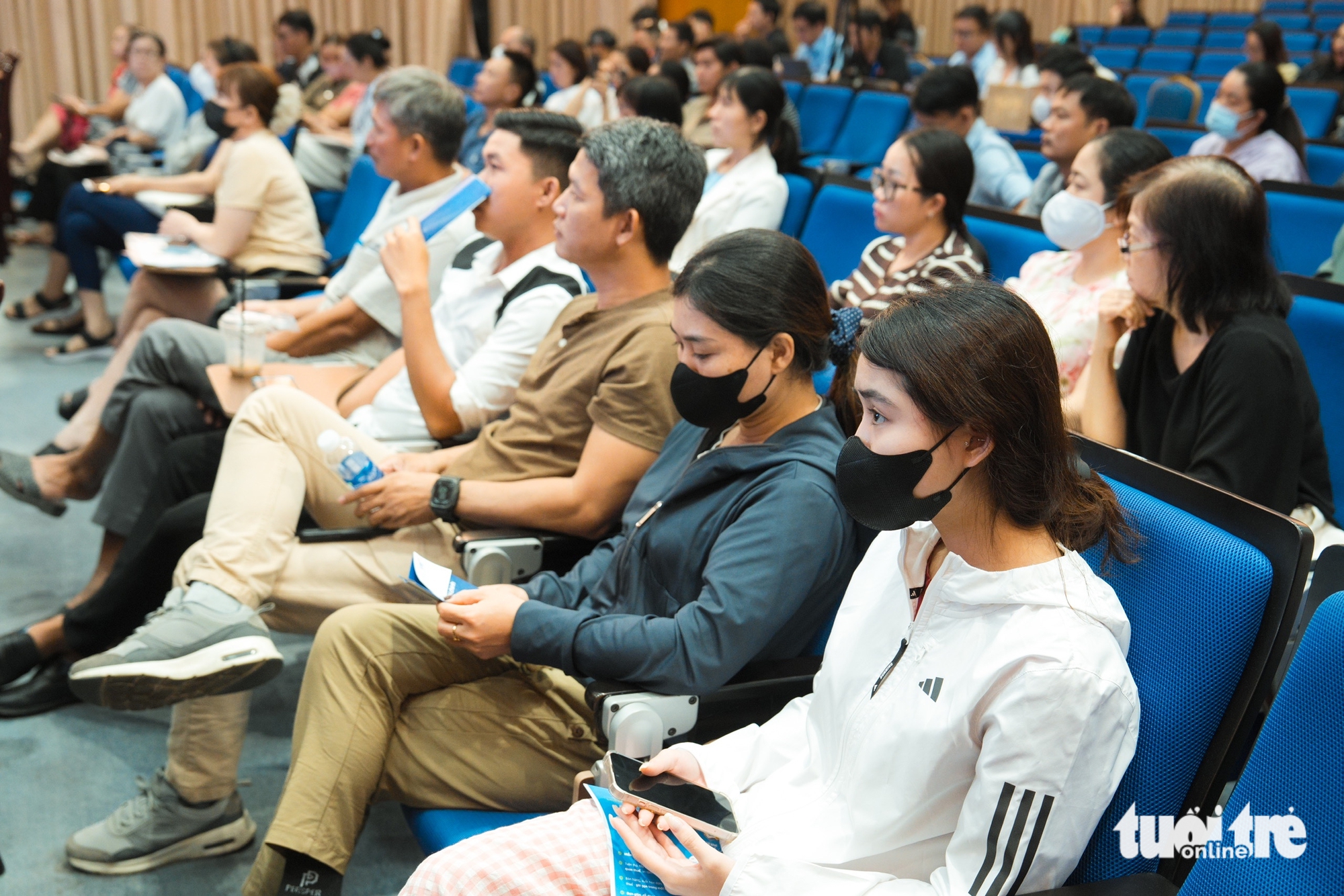 Bị kênh online bủa vây, tiểu thương chợ truyền thống hợp sức để tồn tại và phát triển