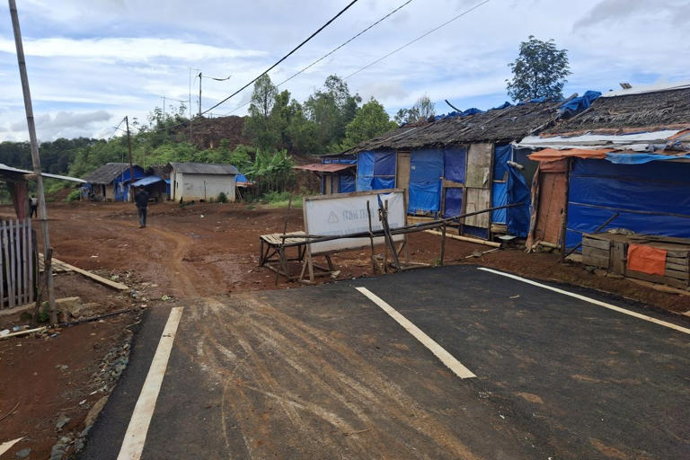 Wilayah Kabupaten Bogor, Jawa Barat sudah beraspal, sedangkan wilayah kabupaten Lebak, Banten masih jalan tanah di perbatasan kedua provinsi Acep Nazmudin/Kompas.com